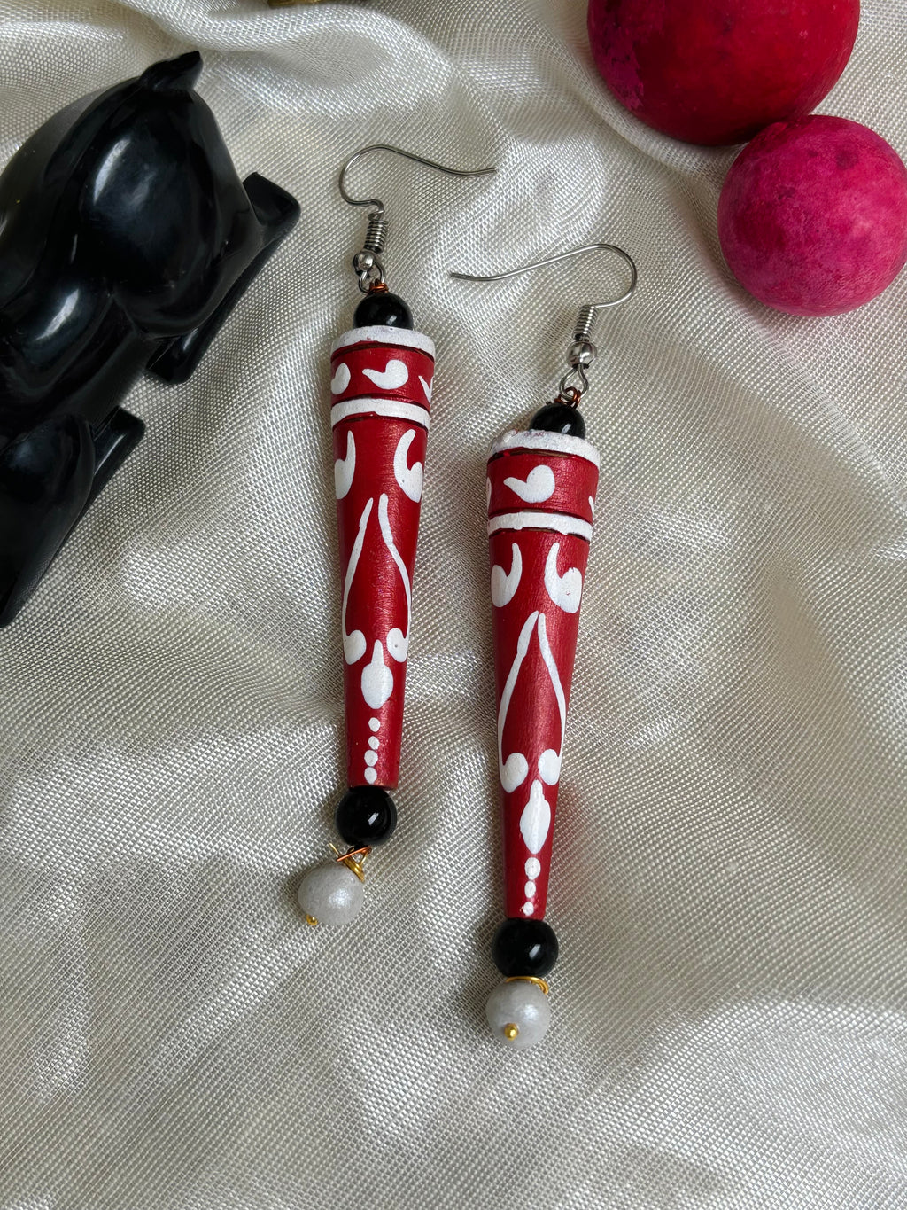Spire Shape Earrings [ Red and White ]