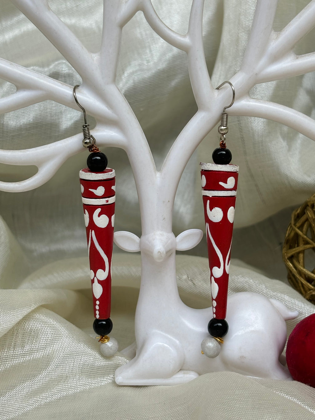 Spire Shape Earrings [ Red and White ]