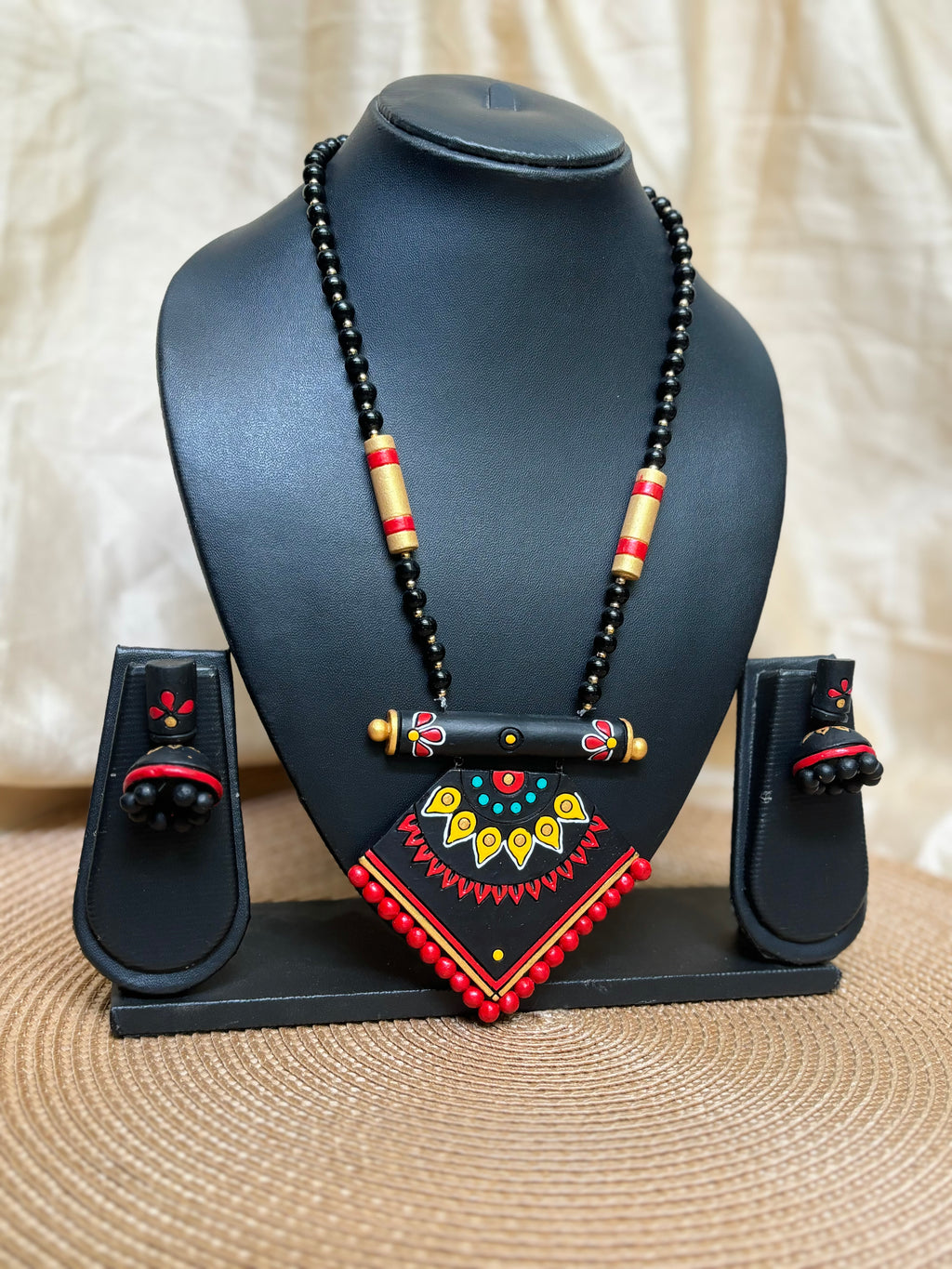 Madhubala Terracotta Neckpiece [ Black and Red ]