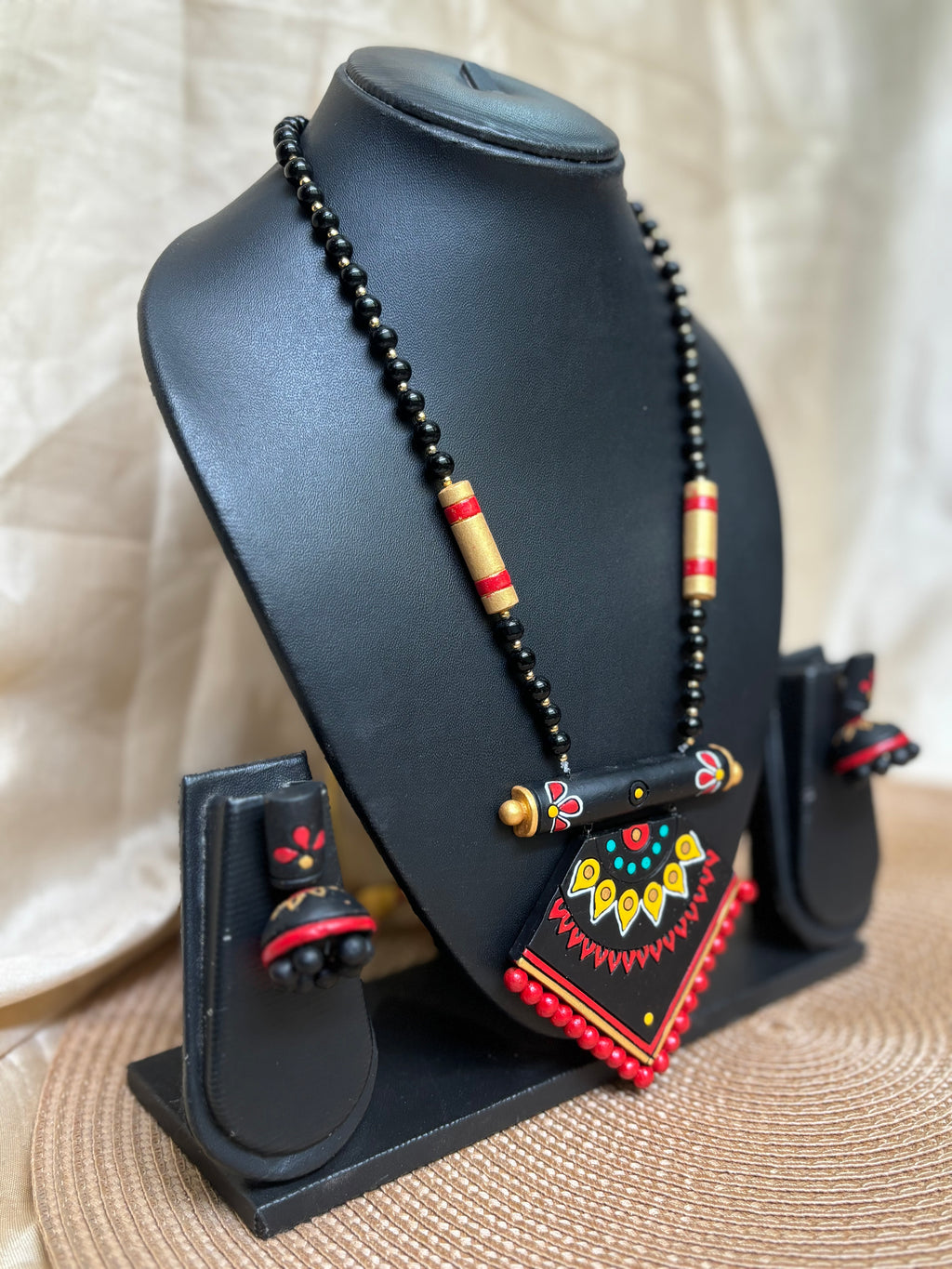 Madhubala Terracotta Neckpiece [ Black and Red ]