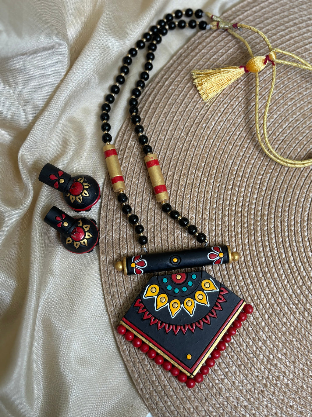 Madhubala Terracotta Neckpiece [ Black and Red ]