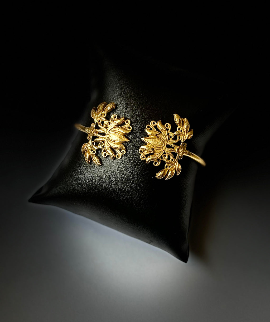 Baroque cuff